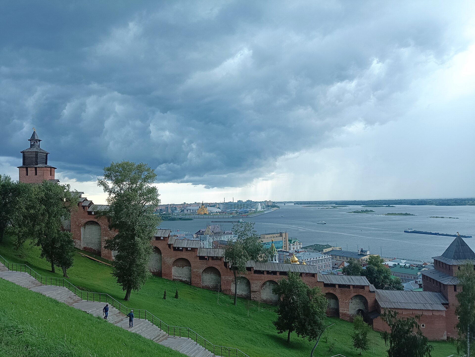 Нижегородский Кремль на Стрелке — точке слияния Оки и Волги. Заложен в 1500-х годах, тринадцать башен, длина стен 2 километра. Вид с Чкаловской лестницы — один из самых известных в России.