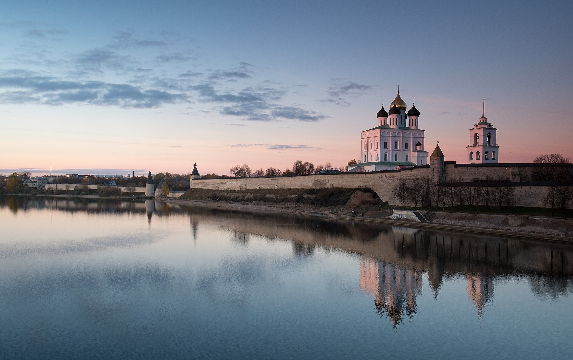Псковский Кром и Троицкий собор. Кром (или Кремль) расположен на узком мысу у слияния рек Великой и Псковы. Его белокаменные стены отбили десятки осад на западных границах Руси.