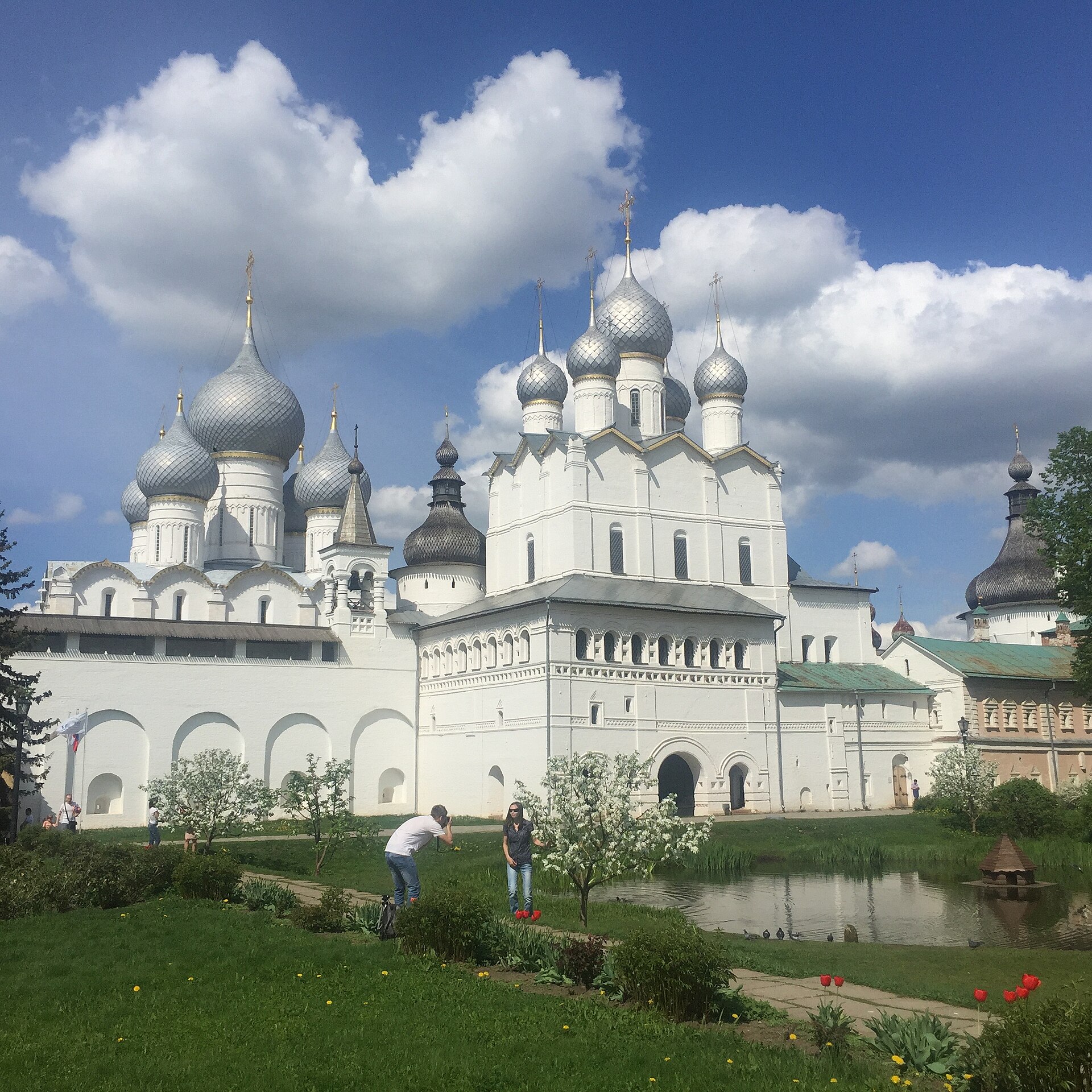 Ростовский кремль на берегу озера Неро. Архиерейский двор XVII века с Успенским собором, звонницей и пятью церквями. Знаменитые ростовские звоны до сих пор звучат на этой звоннице.