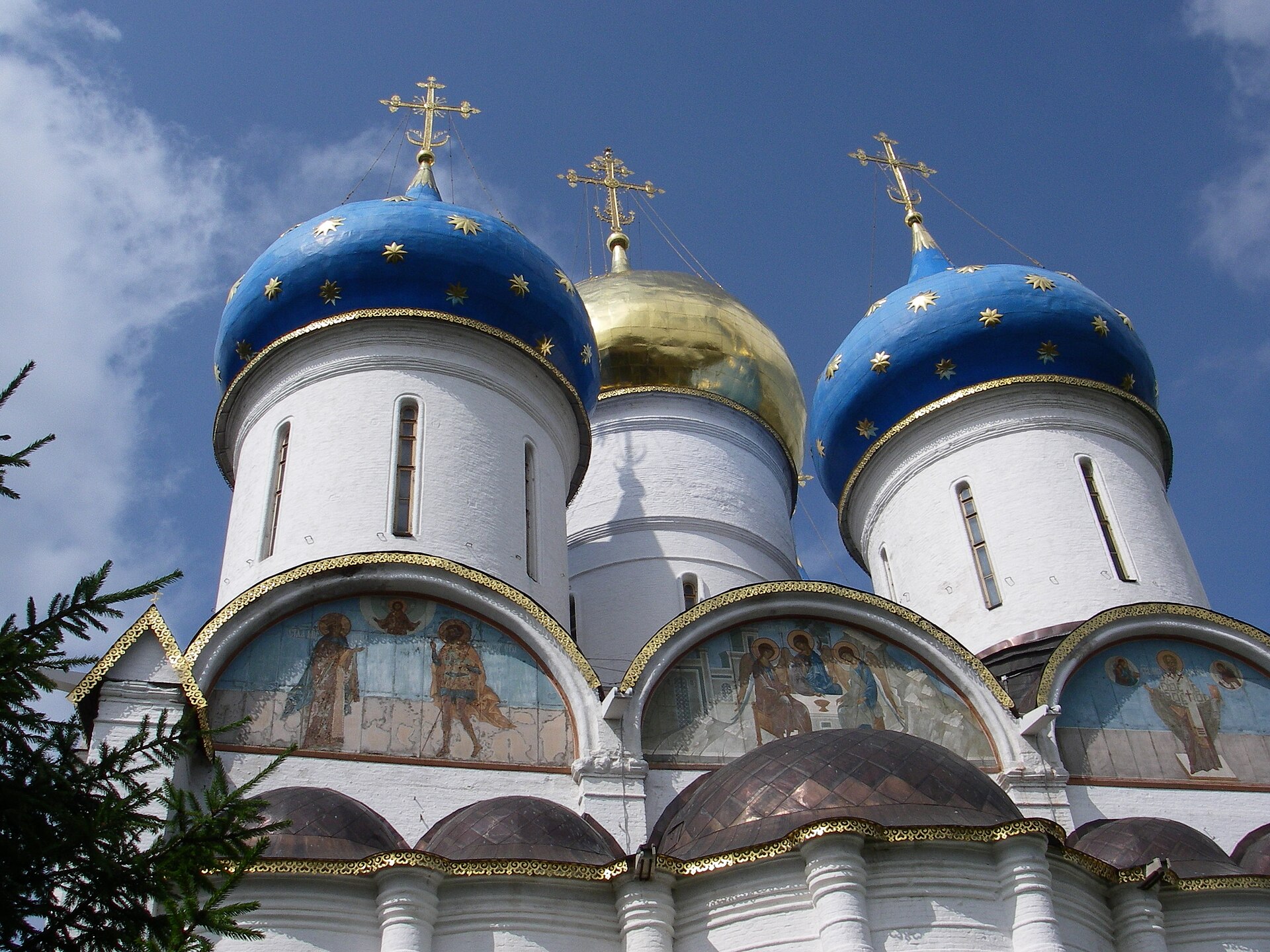 Троице-Сергиева лавра — главный монастырь Русской Православной Церкви. Поставлен преподобным Сергием Радонежским в 1337 году. Сегодняшний архитектурный комплекс — XIV–XVIII веков.