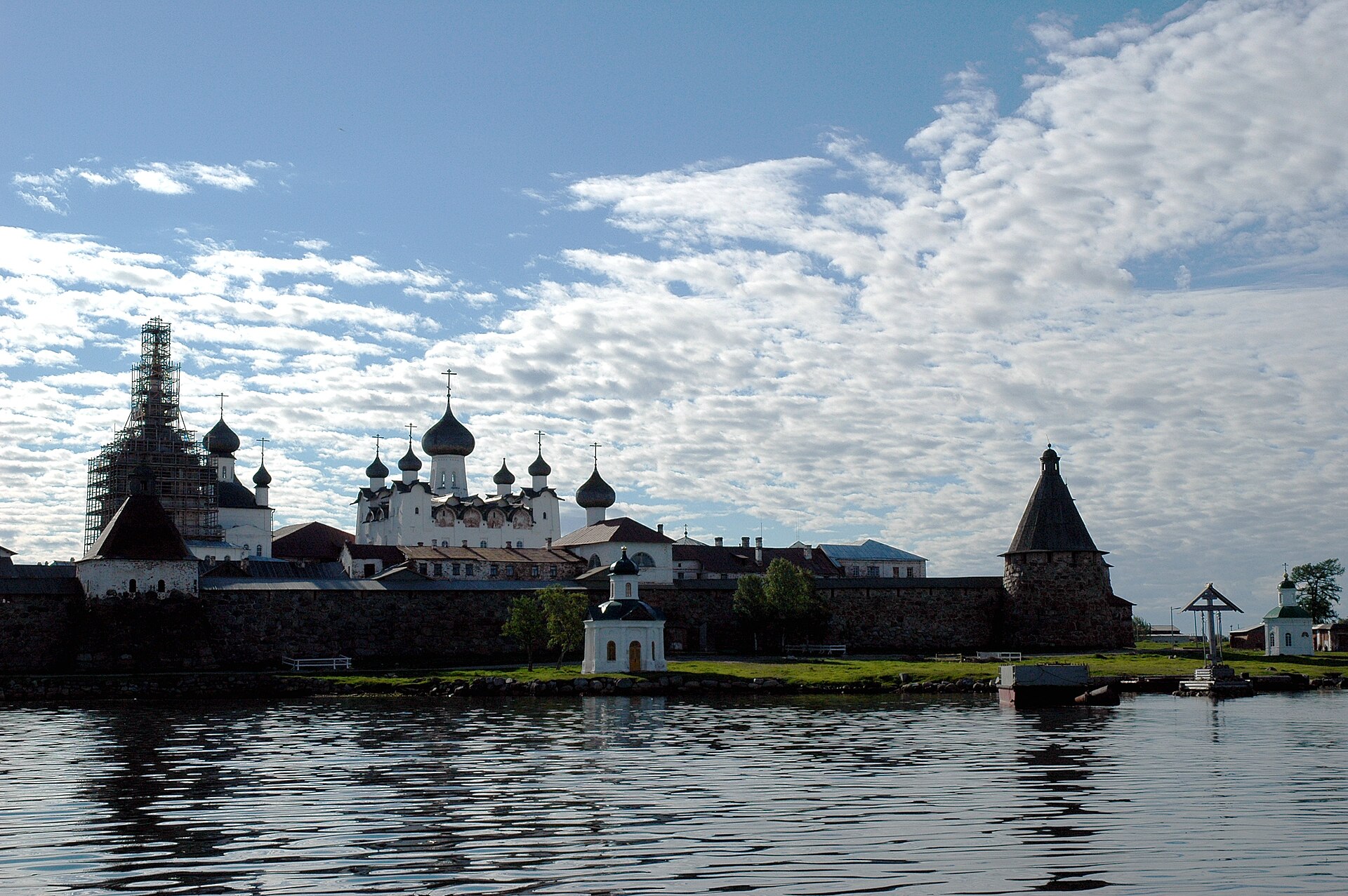 Соловецкий монастырь на Большом Соловецком острове в Белом море. Стены XVI века сложены из необработанных гранитных валунов; крепость не была взята ни одной осадой за все шестьсот лет существования.