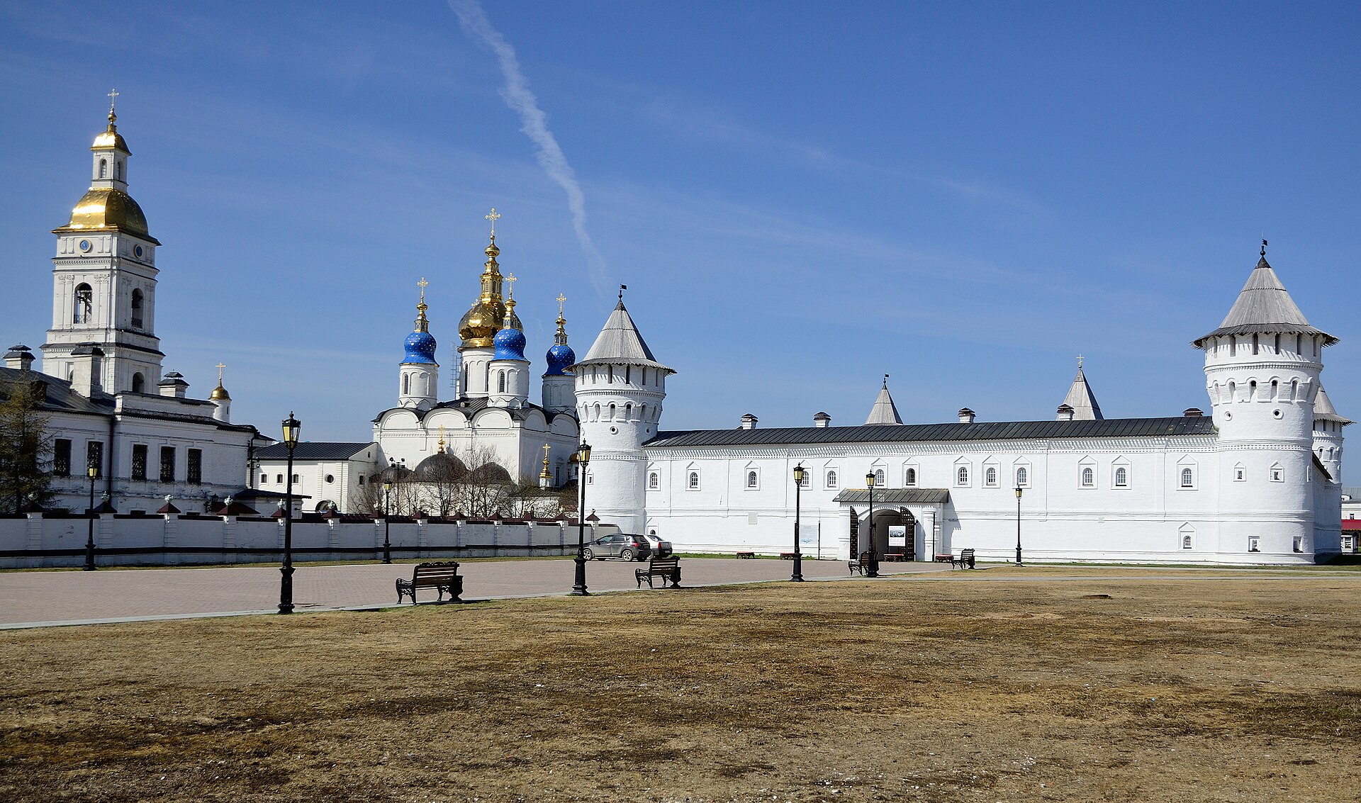 Тобольский Кремль — единственный в Сибири каменный кремль, единственная белокаменная крепость восточнее Урала. Построен в 1683–1799 годах на Алафейской горе.