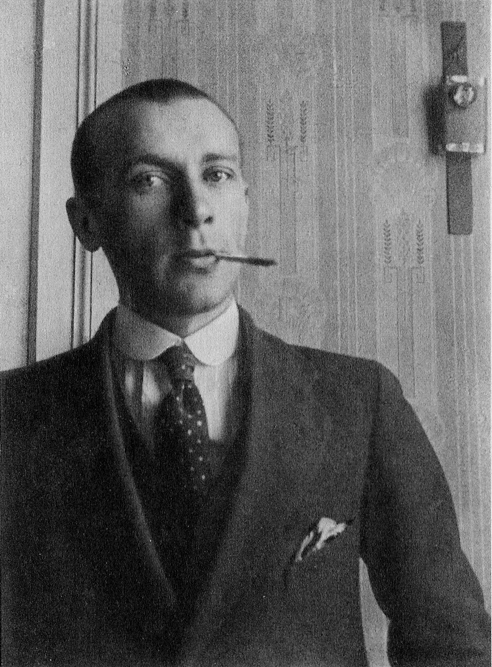 Михаил Булгаков в Москве, начало 1920-х годов. К моменту фотографии за плечами — Гражданская война, в которой он служил врачом, и переезд из Киева в Москву.