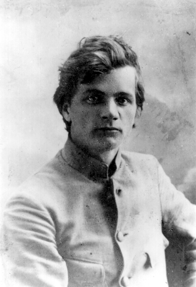 Андрей Платонов в начале 1920-х годов, когда он работал инженером-электрификатором в Воронежской губернии. Литературой занимался параллельно с инженерной службой.