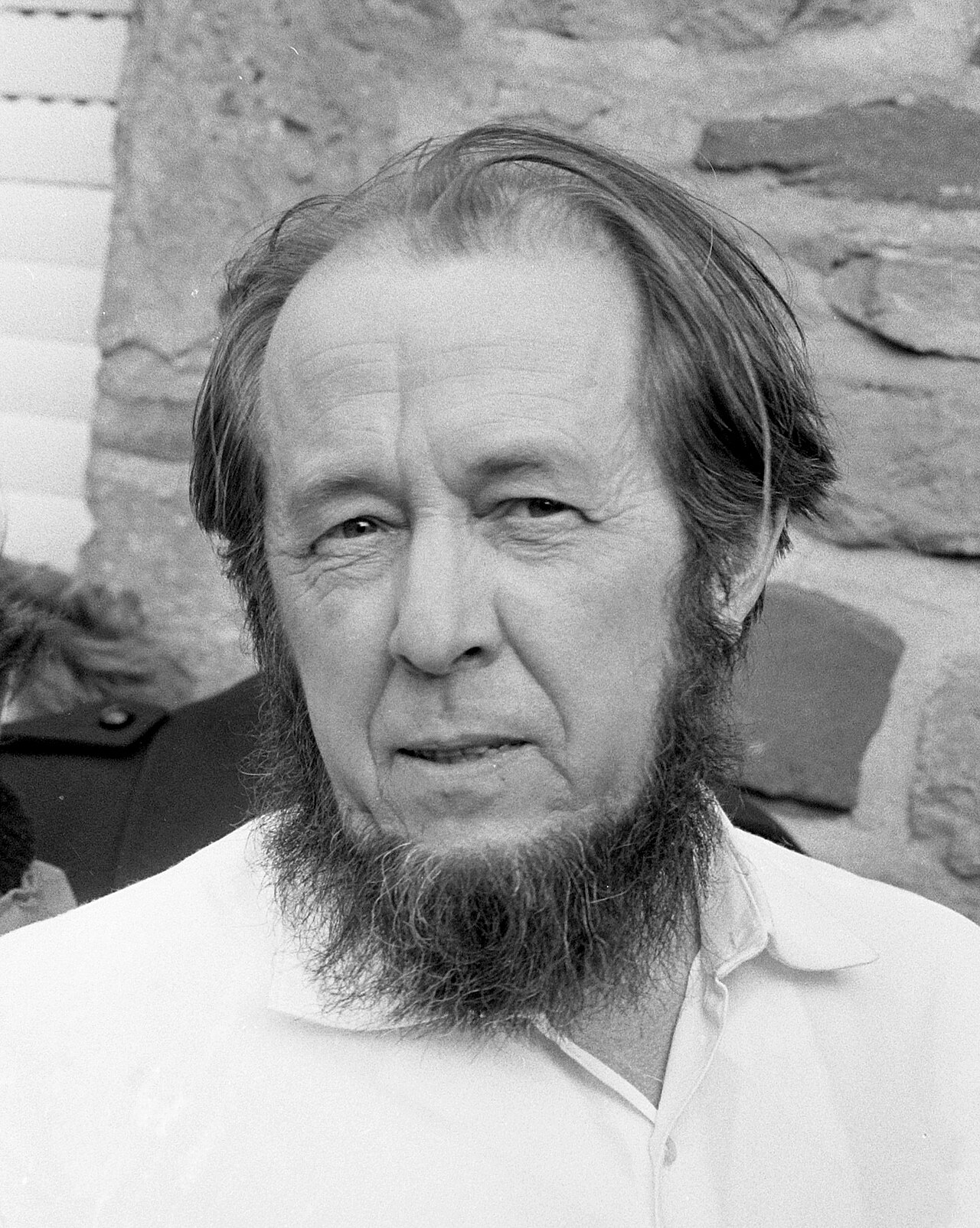 Александр Солженицын, 1974 год — год высылки из СССР. Писатель только что прибыл в Швейцарию; впереди шестнадцать лет эмиграции, в основном в Вермонте.