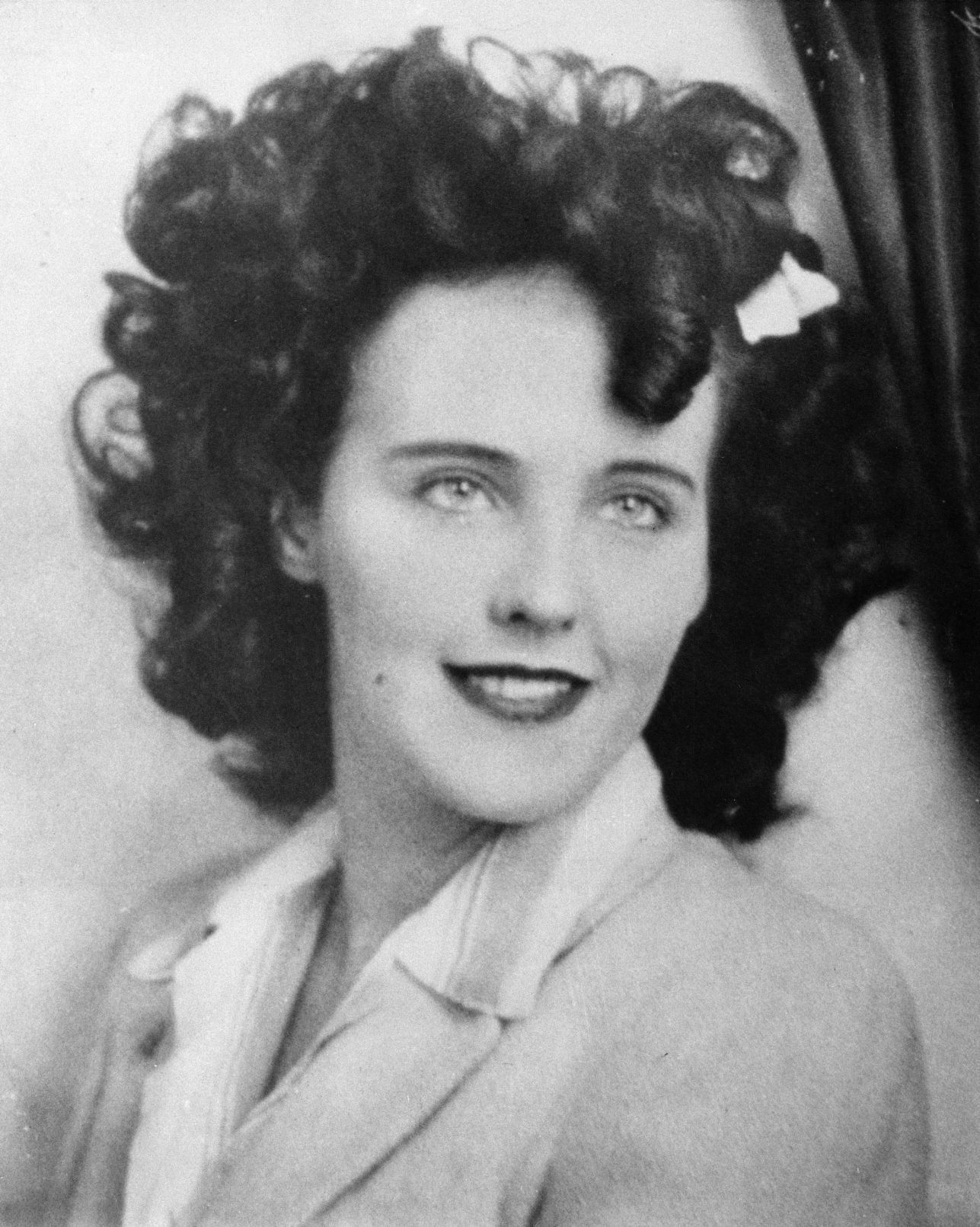 Элизабет Шорт, фотография из полицейского бюллетеня, 1946 год. К моменту убийства ей было 22 года. Прозвище «Чёрный георгин» закрепилось за ней посмертно — пресса связала его с фильмом «Голубая георгина» (1946), который Шорт, по слухам, любила.