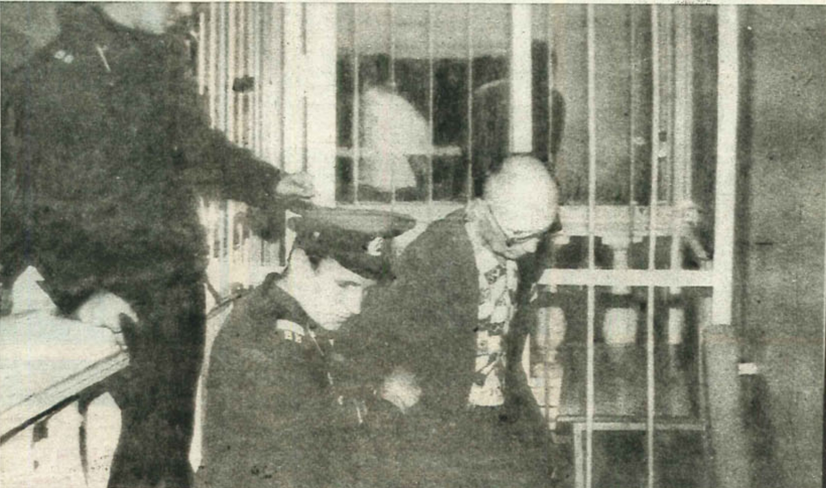 Чикатило в клетке во время процесса 1992 года. Поведение в зале — крики, обмороки, демонстративные снятия штанов — части стратегии защиты, пытавшейся добиться невменяемости. Психиатрическая экспертиза подтвердила вменяемость; суд приговорил его к расстрелу.