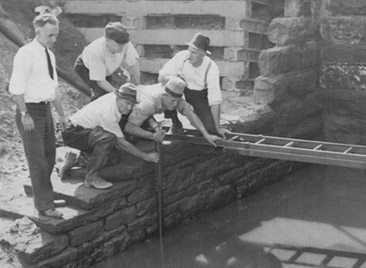 Полицейские осматривают район Кингсбери-Ран в сентябре 1936 года, после обнаружения очередного расчленённого тела. Кингсбери-Ран — заброшенная промышленная балка с трущобами и лагерями бездомных, — была идеальной зоной для преступника, нацеленного именно на такие жертвы.