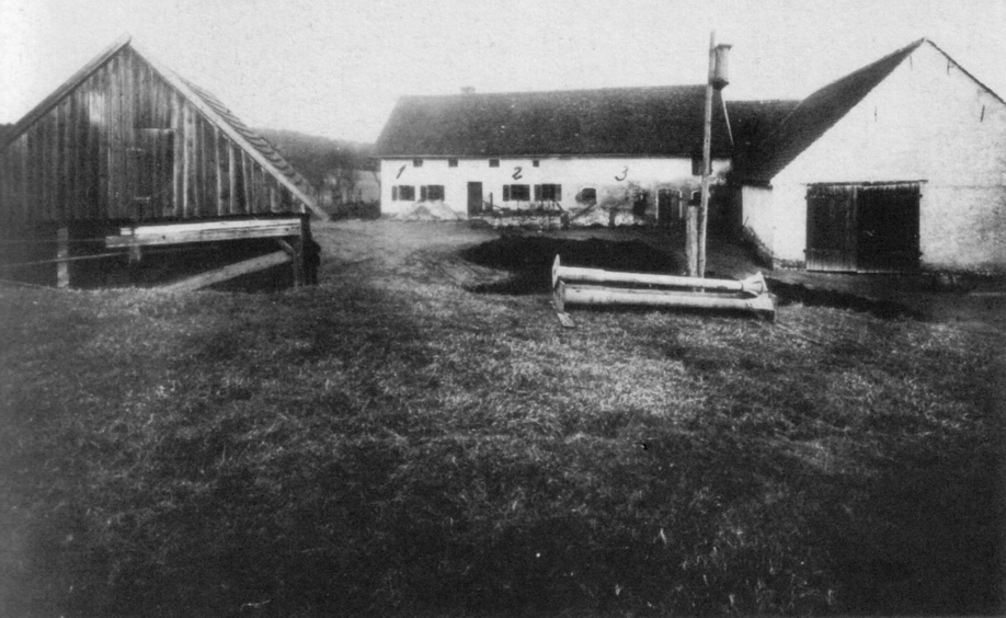 Хутор Хинтеркайфек, фотография апреля 1922 года, через несколько дней после убийства. На переднем плане — амбар, где были найдены первые четыре жертвы; женщина (служанка) и старший ребёнок были убиты в самом доме.