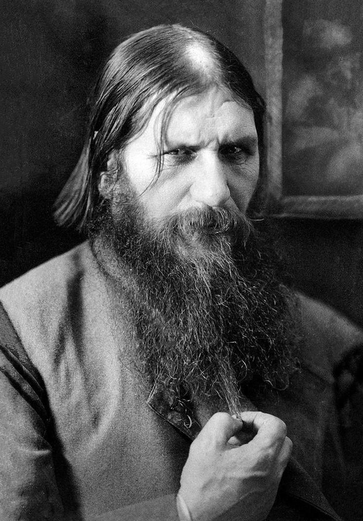 Григорий Распутин, 1916 год — последняя прижизненная фотография. На момент гибели ему было 47 лет. Тело подняли изо льда Малой Невки 19 декабря; вскрытие зафиксировало три огнестрельных ранения и многочисленные ушибы.